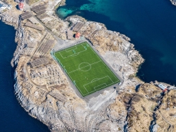 زمین فوتبالی منحصر بفرد در هنینگز ور، نروژ