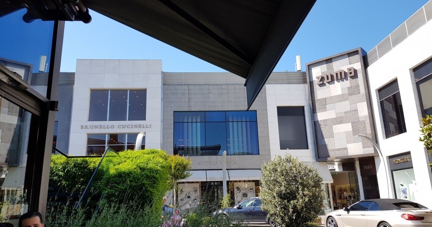 مرکز خرید ایستینیه پارک