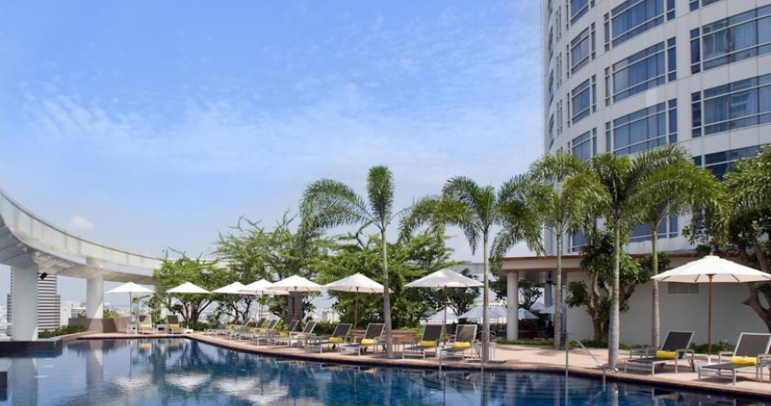 استخر هتل سنتارا گرند بانکوک