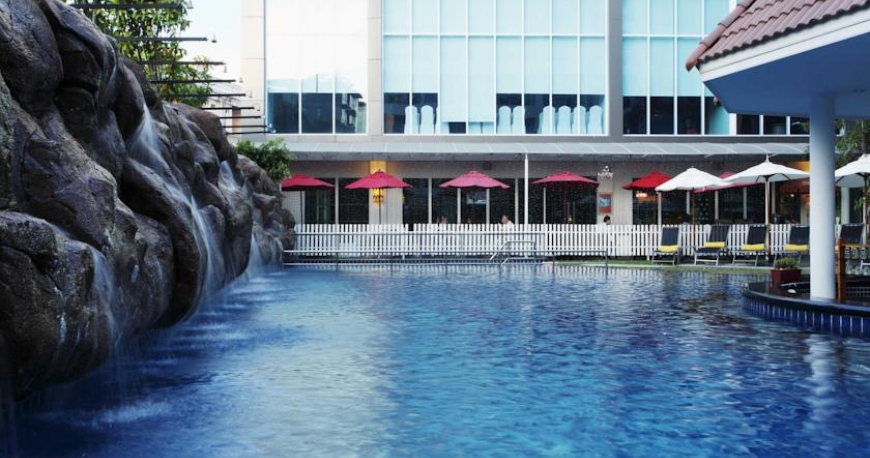 استخر هتل سنتارا پاتایا پاتایا تایلند 