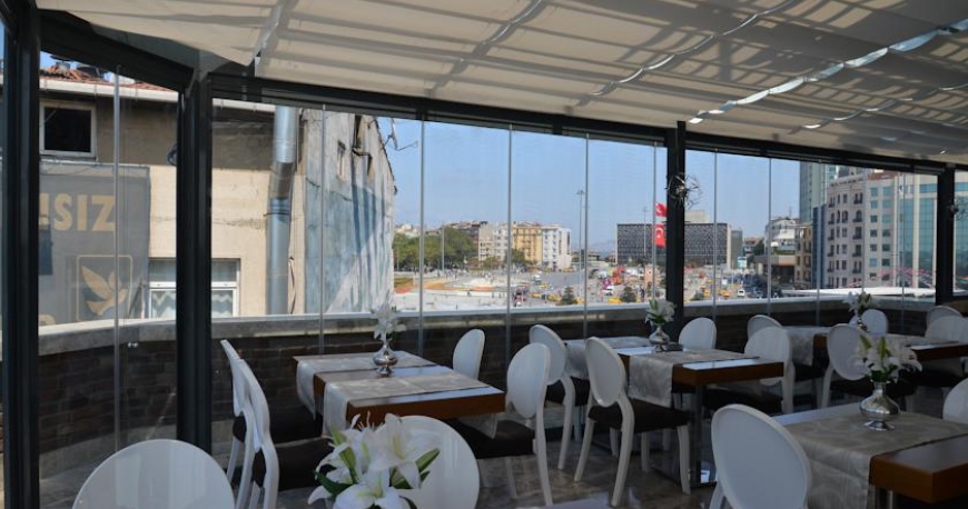 رستوران هتل تکسیم لایف