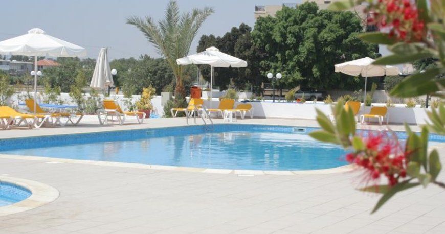 استخر هتل ماریندی لارناکا