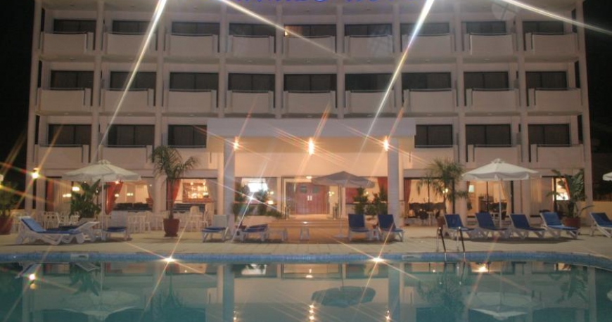 استخر هتل ماریندی لارناکا