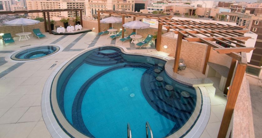 استخر هتل سان اند اسکای دبی