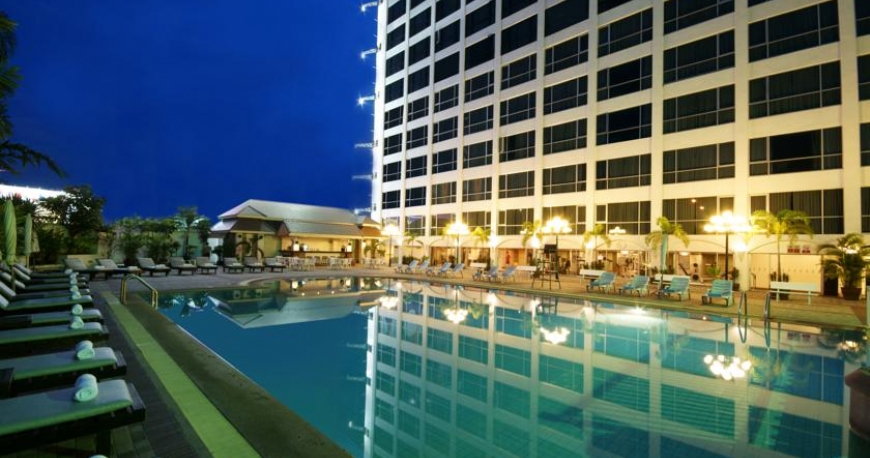 استخر هتل بانکوک پالاس بانکوک