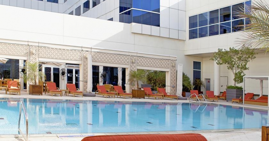 استخر هتل نووتل ورلد ترید سنتر دبی امارات متحده ی عربی