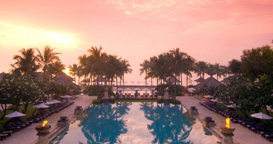 استخر هتل کنراد بالی