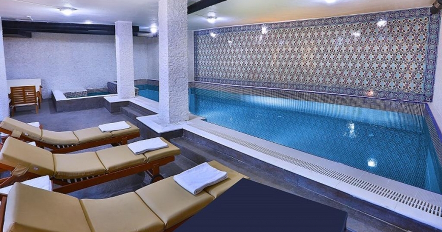 استخر هتل وایت مونارچ استانبول