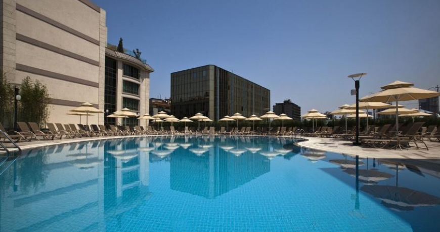 استخر هتل رادیسون بلو استانبول
