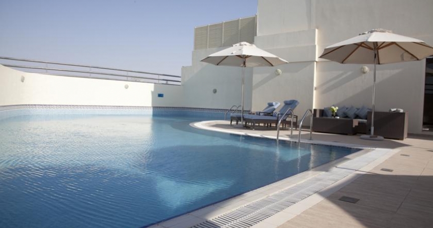 استخر هتل گرند اکسلسیور دبی