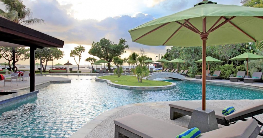 استخر هتل تانجونگ رامادا ریزورت بنوا بالی
