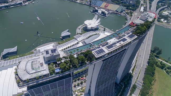 Aerial_of_the_roof_top_pool_Marina_Bay_Sands_Hotel__36592484922___2_